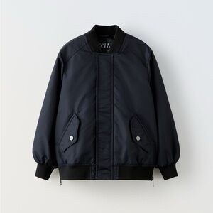 Oversized jacket with zipper.